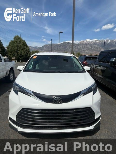 2026 Toyota Sienna LE 8-Passenger Hybrid FWD's photo