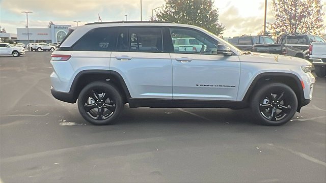 New 2025 Silver Zynith Exterior Paint Jeep Limited image 2