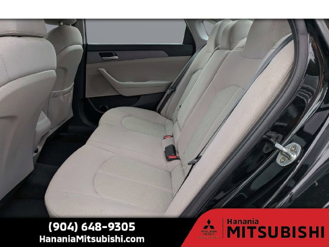 Used 2018 Black Hyundai SE image 9