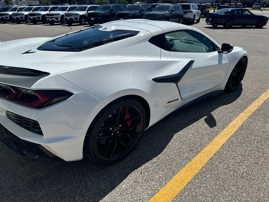 Used 2025 White Chevrolet Z06 image 5