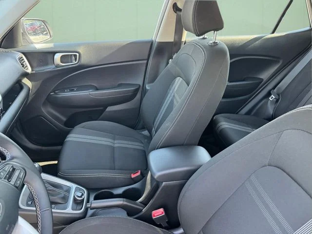 Used 2022 Silver Hyundai SEL image 9