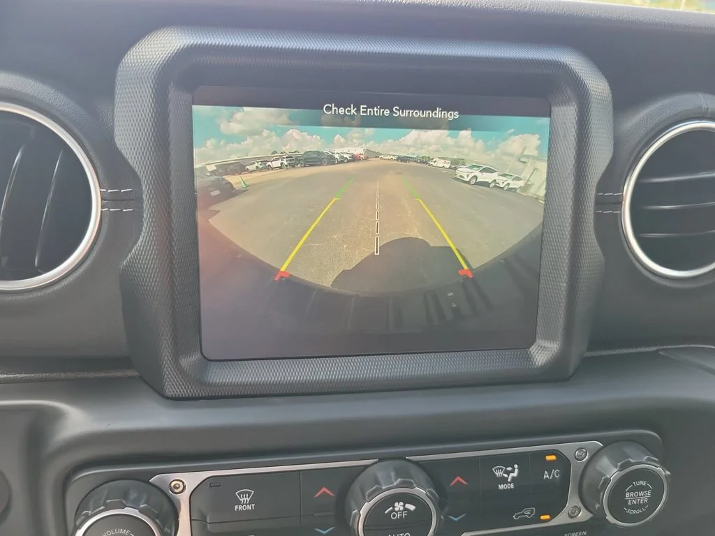 Used 2021 Silver Jeep Unlimited Sahara 4x4 image 15