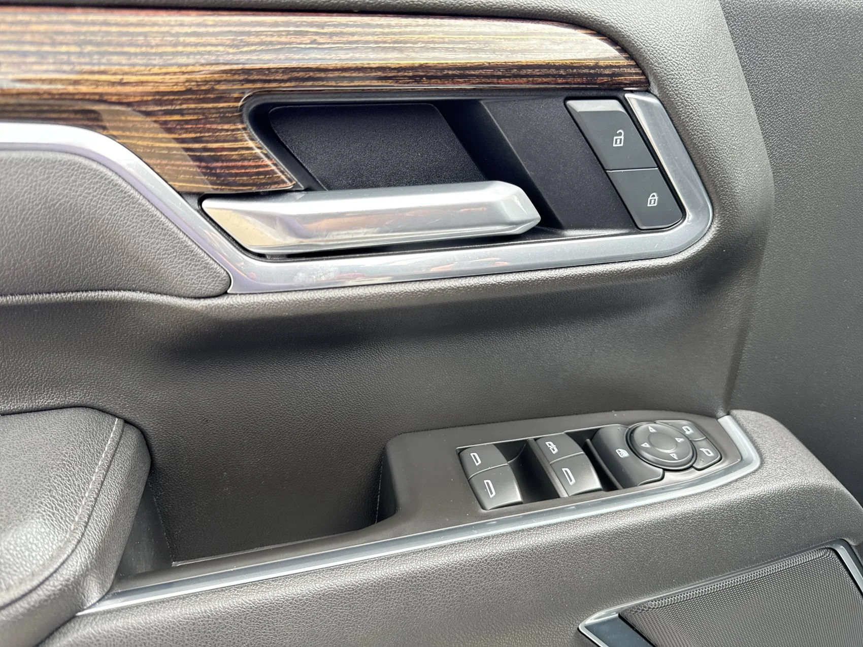 Used 2025 Summit White GMC Elevation image 13