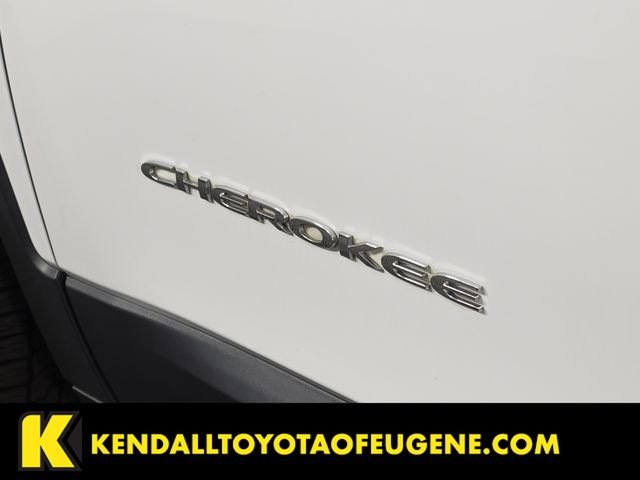 Used 2019 White Jeep Latitude Plus image 11