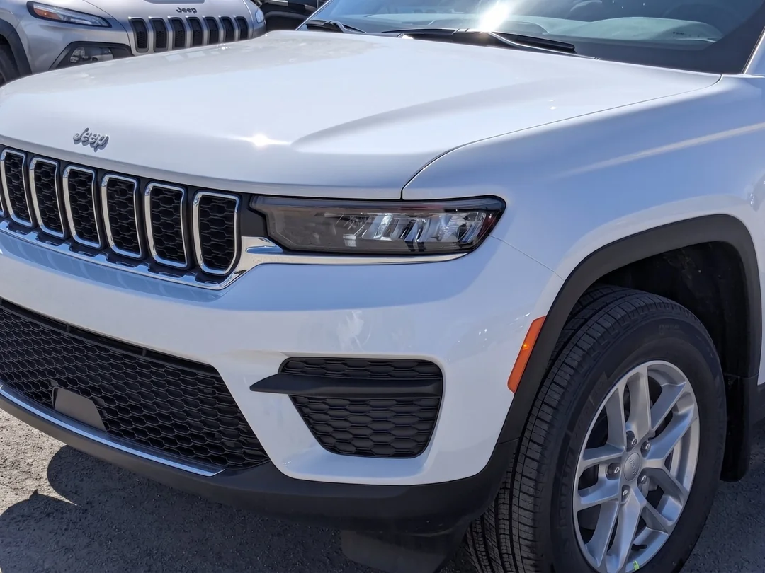 New 2026 White Jeep Laredo - - 4x4 - Classic Theme - 8.4-inch Touchscreen - Heated Seats & Steering Wheel & More! image 10
