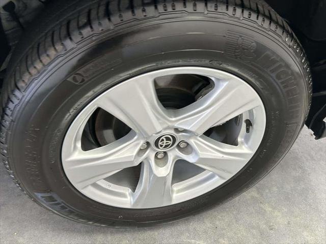 Certified Used 2025 WIND CHILL PEARL Toyota  image 8