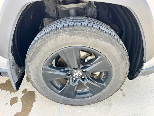 Used 2025 Silver Toyota XLE image 9
