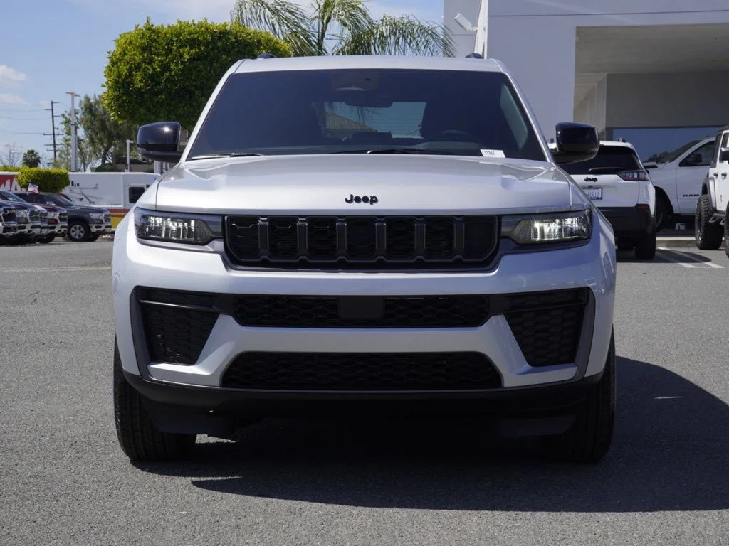 New 2026 Silver Zynith Exterior Paint Jeep Laredo Altitude image 8
