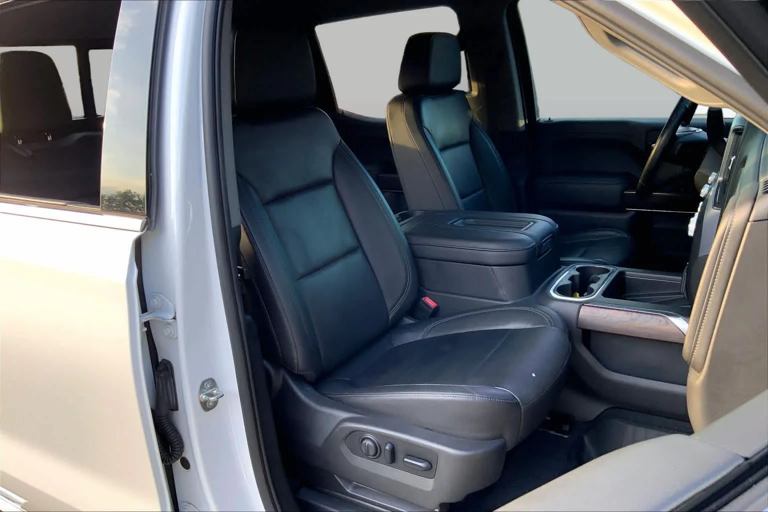 Used 2019 White Frost Tricoat GMC SLT image 8