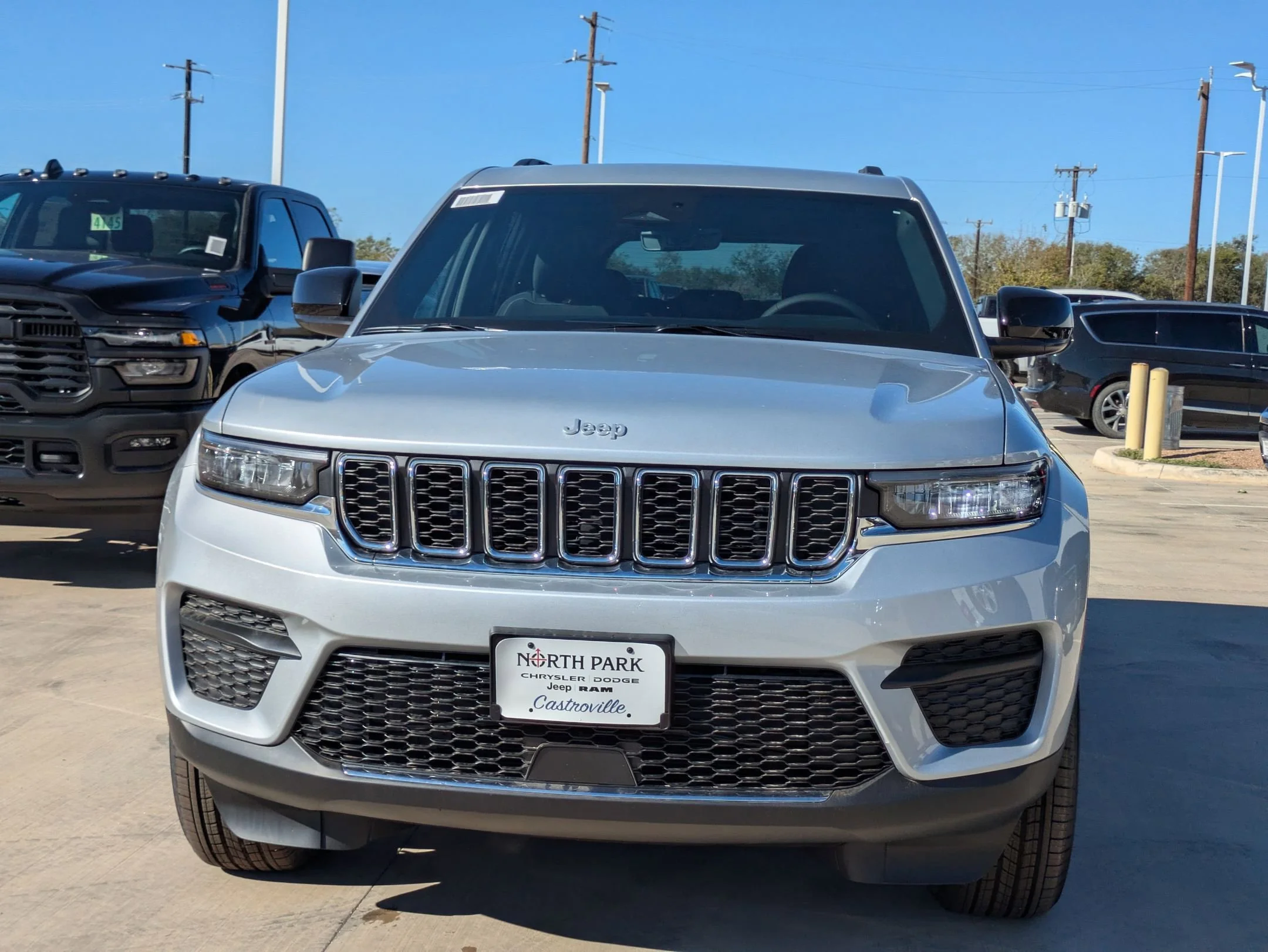 New 2025 Silver Zynith Exterior Paint Jeep Laredo X image 8