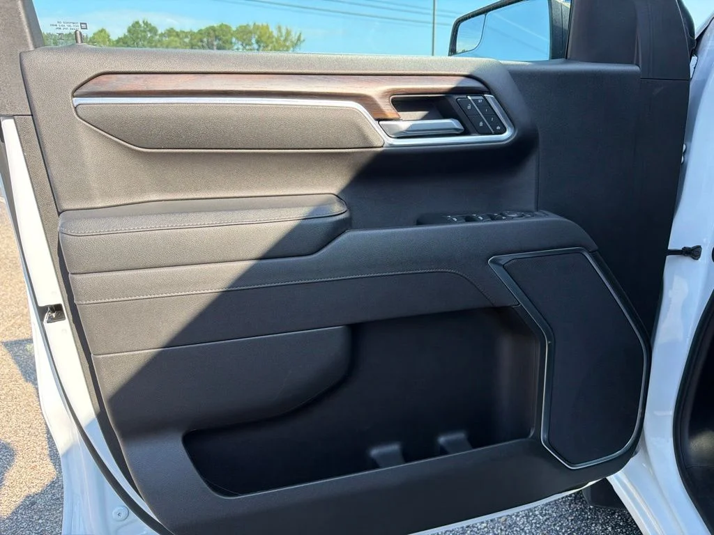 Used 2025 White GMC SLT image 14