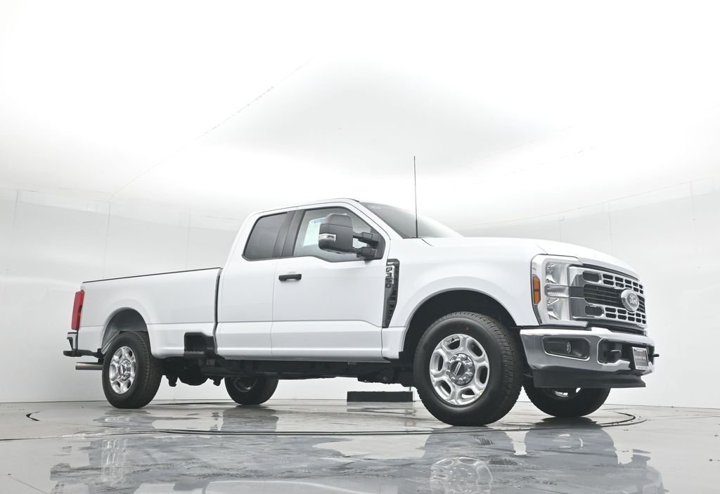 New 2026 Oxford White Ford XLT image 3