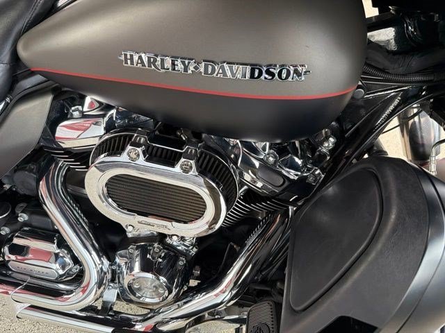 Used 2018 Gray Harley-Davidson ultra image 3