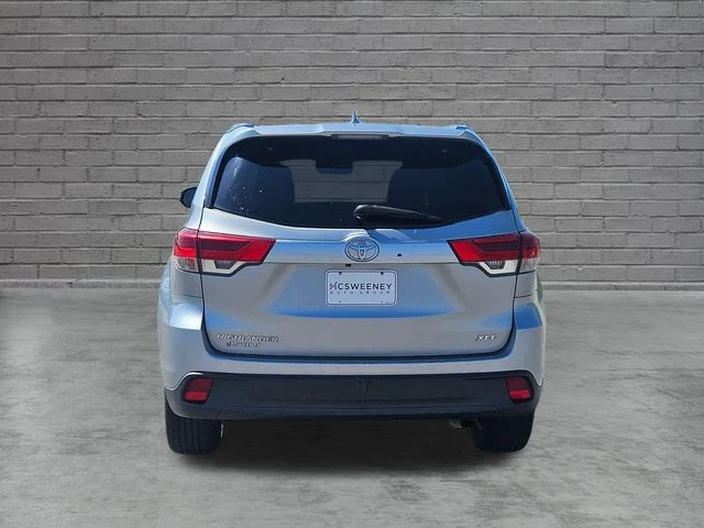 Used 2019 Silver Toyota XLE image 4