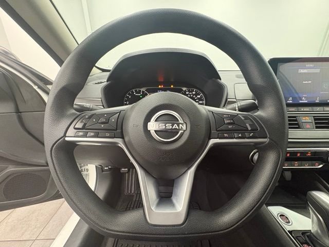 Used 2025 White Nissan 2.5 SV image 20