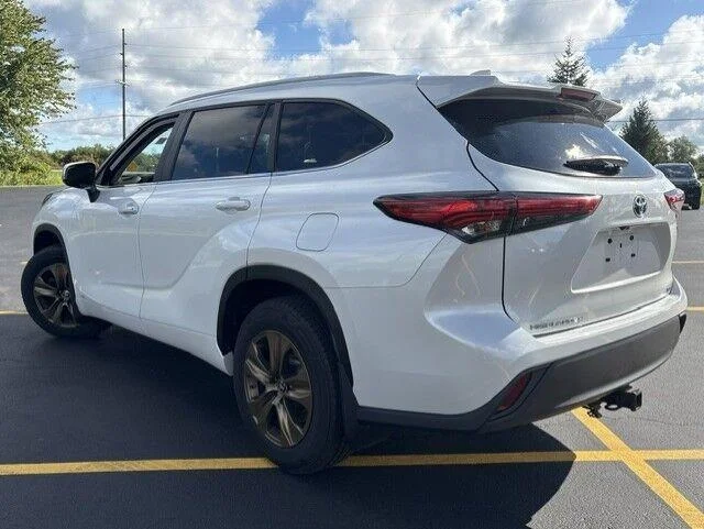 Used 2023 Wind Chill Pearl Toyota Bronze Edition image 11
