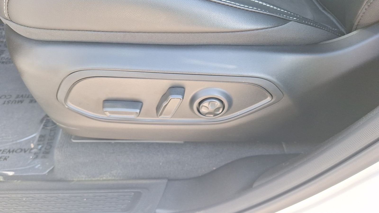 New 2026 Silver Zynith Exterior Paint Jeep Altitude image 18