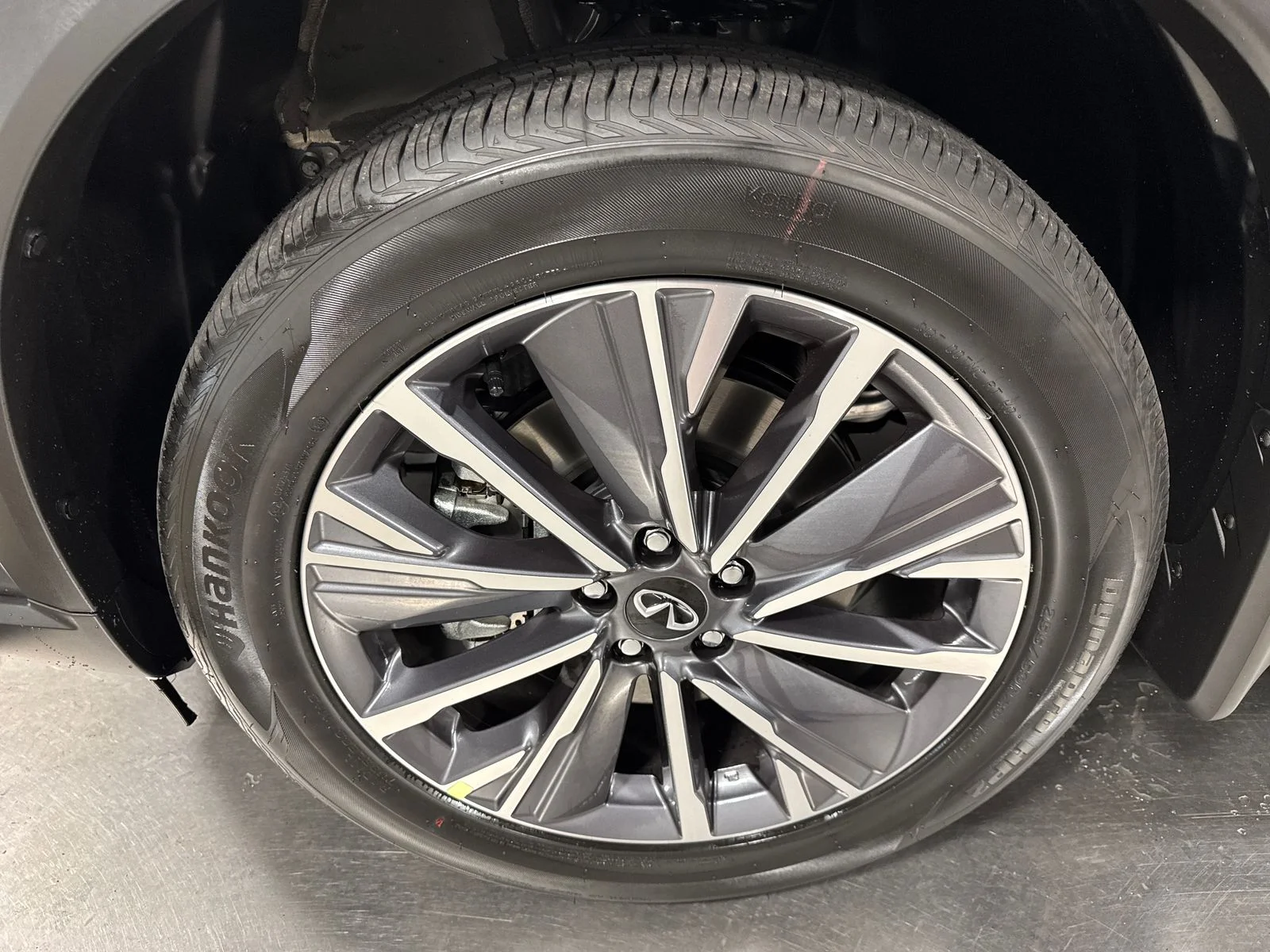 New 2027 GRAPHITE SHADOW INFINITI Luxe AWD image 2