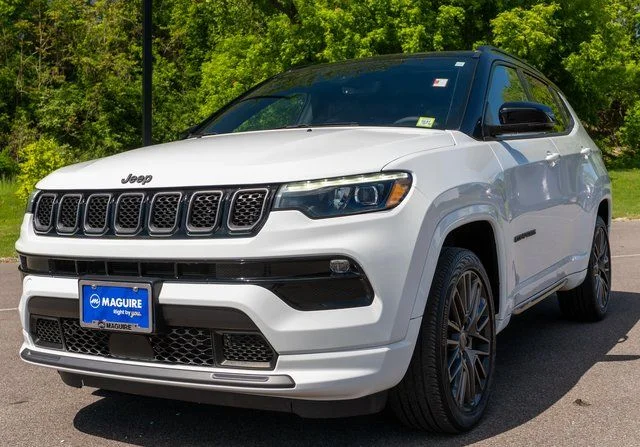 Used 2023 White Jeep Limited image 2