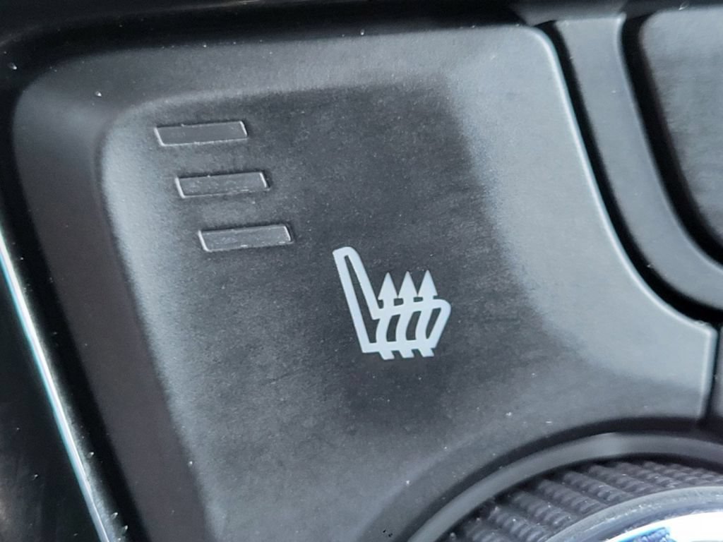 Used 2018 Summit White Buick Essence image 5