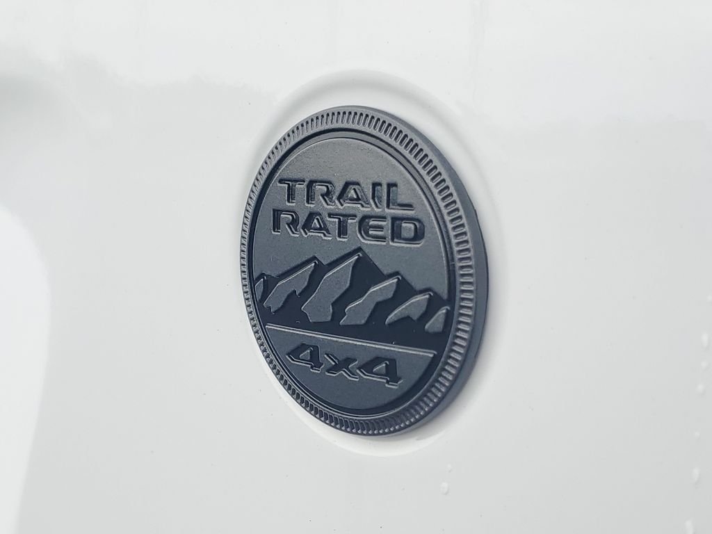 New 2026 Bright White Clear-Coat Exterior Paint Jeep Sahara image 7