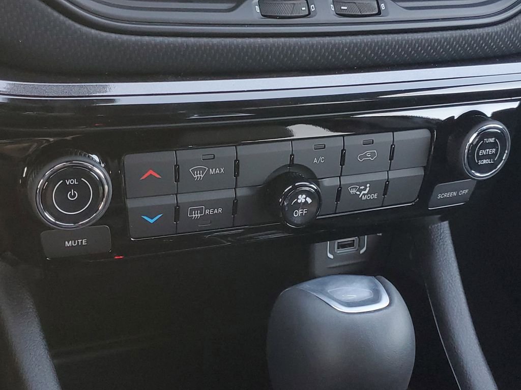 New 2026 Diamond Black Crystal Pearlcoat Jeep Latitude image 30