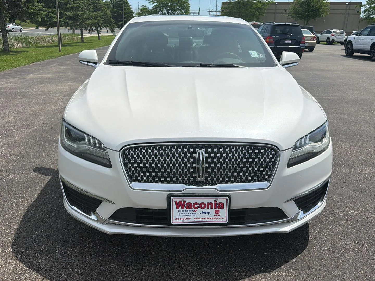 Used 2017 White Platinum Metallic Tri-Coat Lincoln Reserve image 3