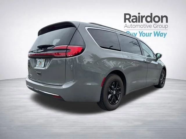Used 2022 Ceramic Gray Clearcoat Chrysler Touring L image 7