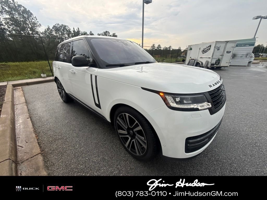Used 2023 White Land Rover SE image 3