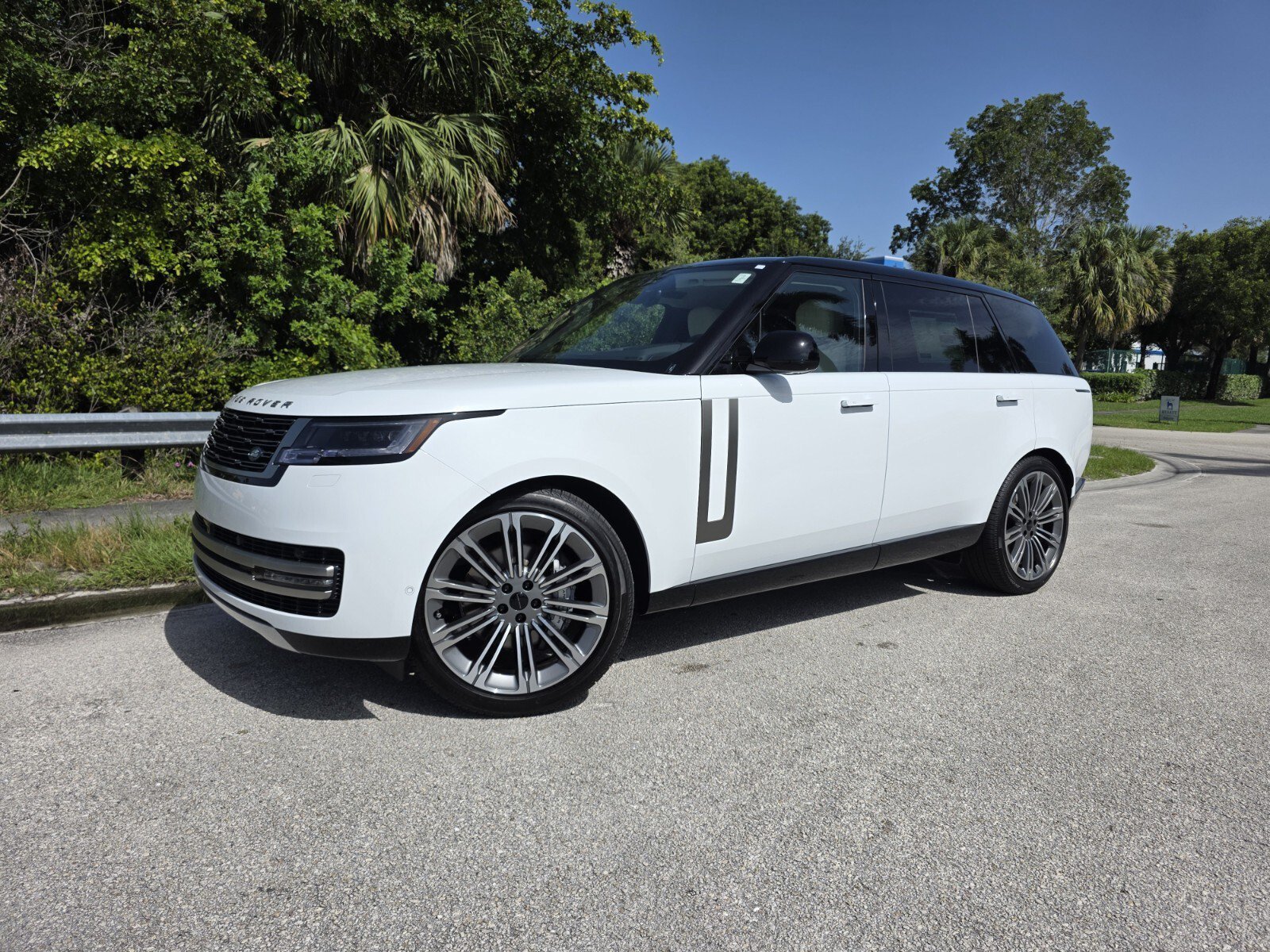 New 2026 Fuji White Land Rover P400 SE LWB 7 Seat image 1