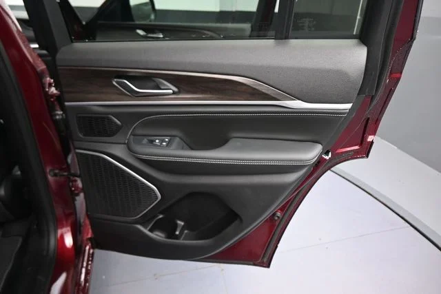 New 2026 Velvet Red Pearl-Coat Exterior Paint Jeep Limited Reserve image 22