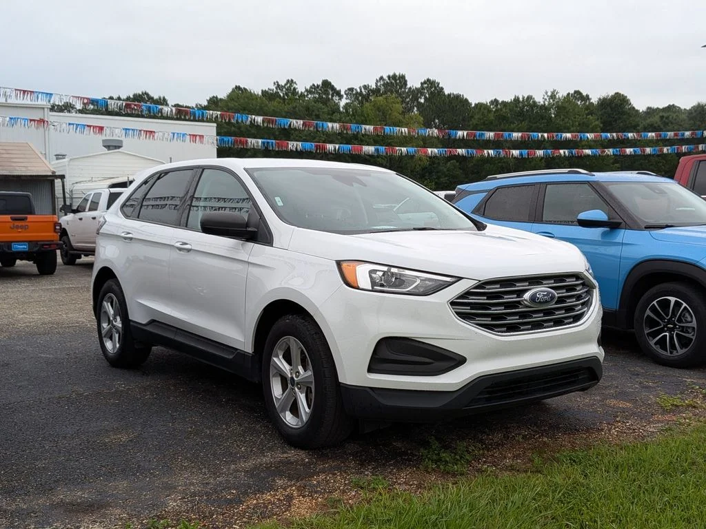 Used 2022 White Ford SE image 5