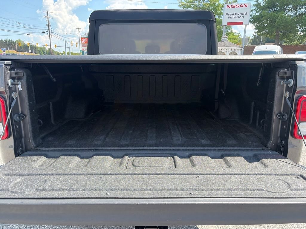 Used 2020 Crystal Metallic Jeep Overland image 23