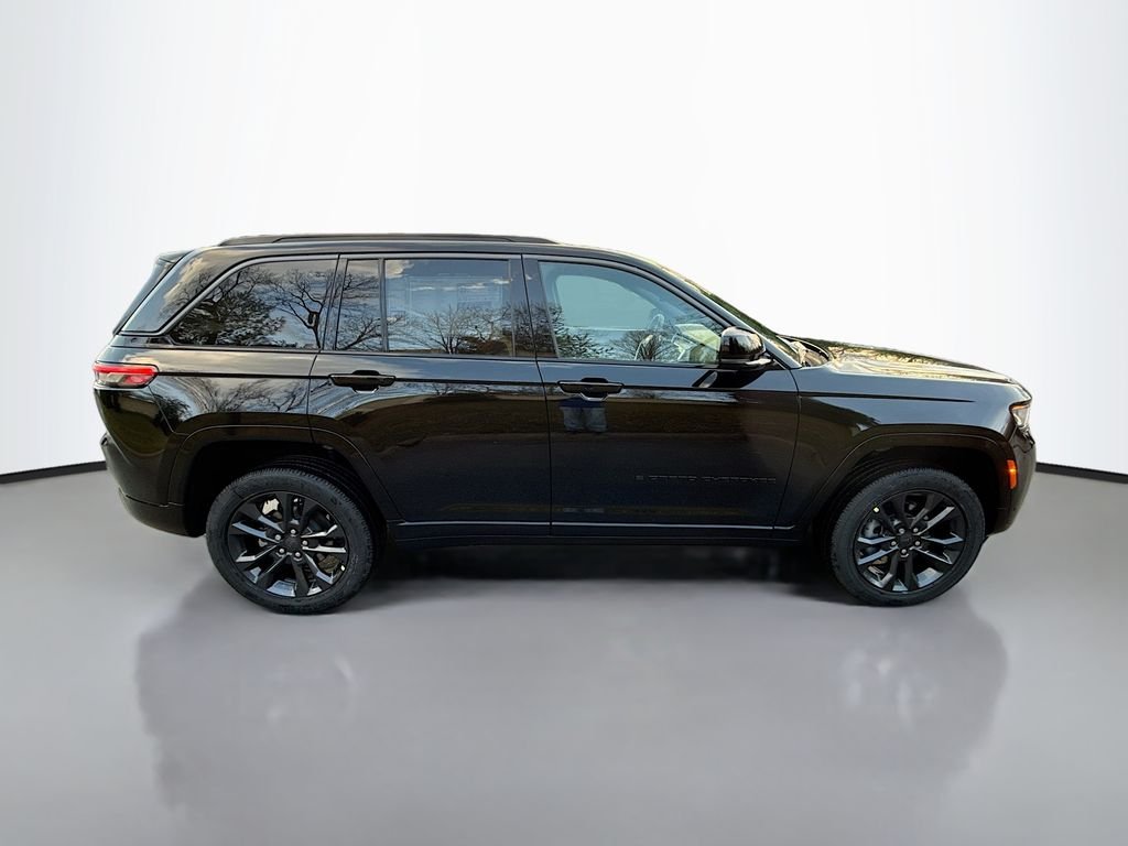 New 2026 Diamond Black Crystal Pearl-Coat Exterior Paint Jeep Limited Reserve image 3