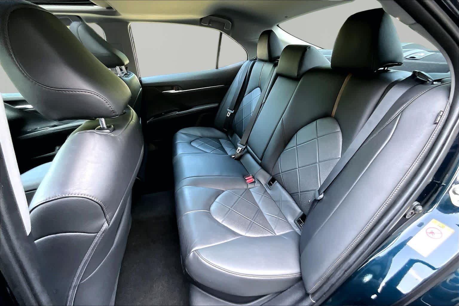 Used 2018 Galactic Aqua Mica Toyota Hybrid XLE image 21