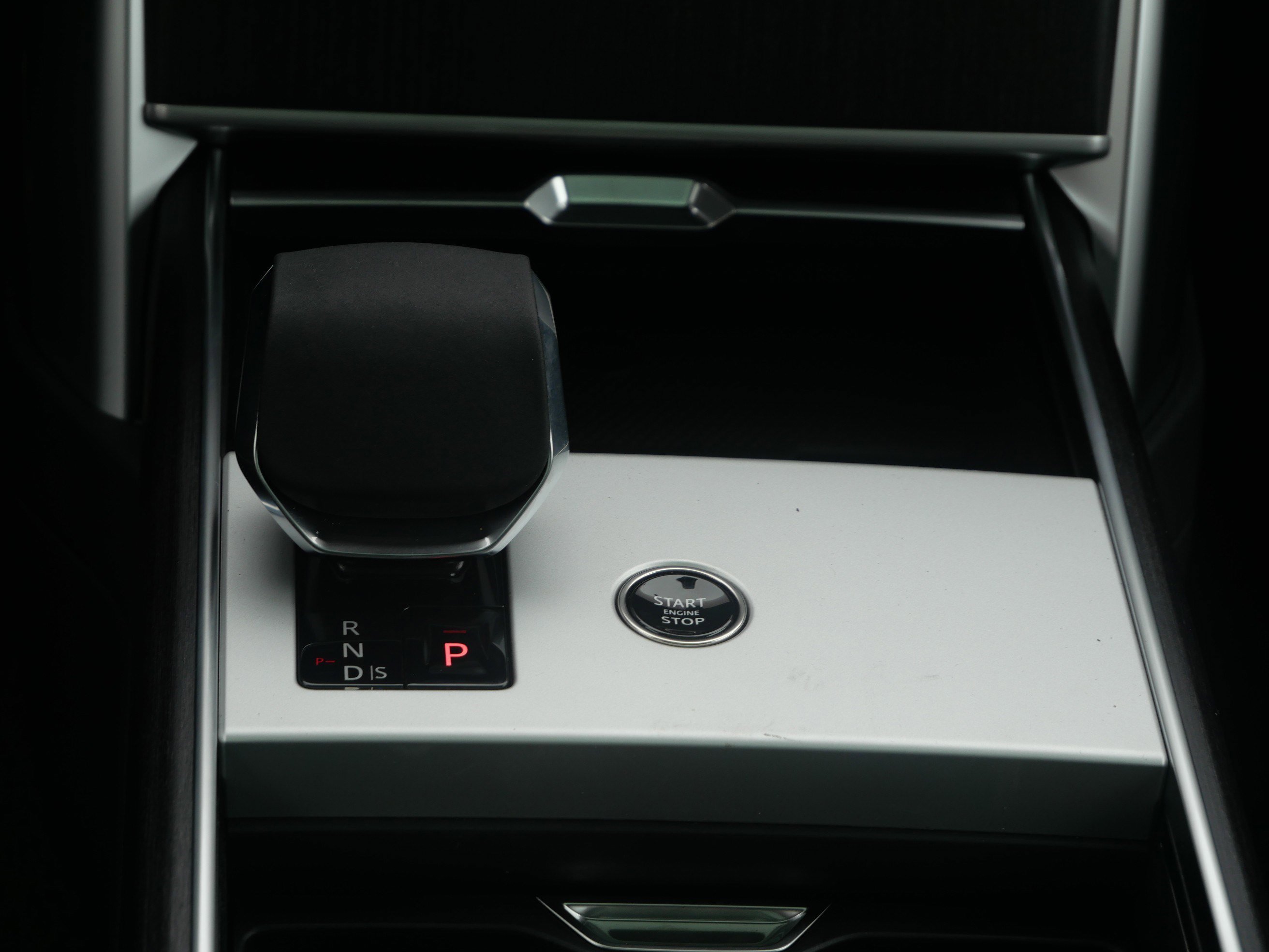 New 2026 Santorini Black Land Rover SE image 9