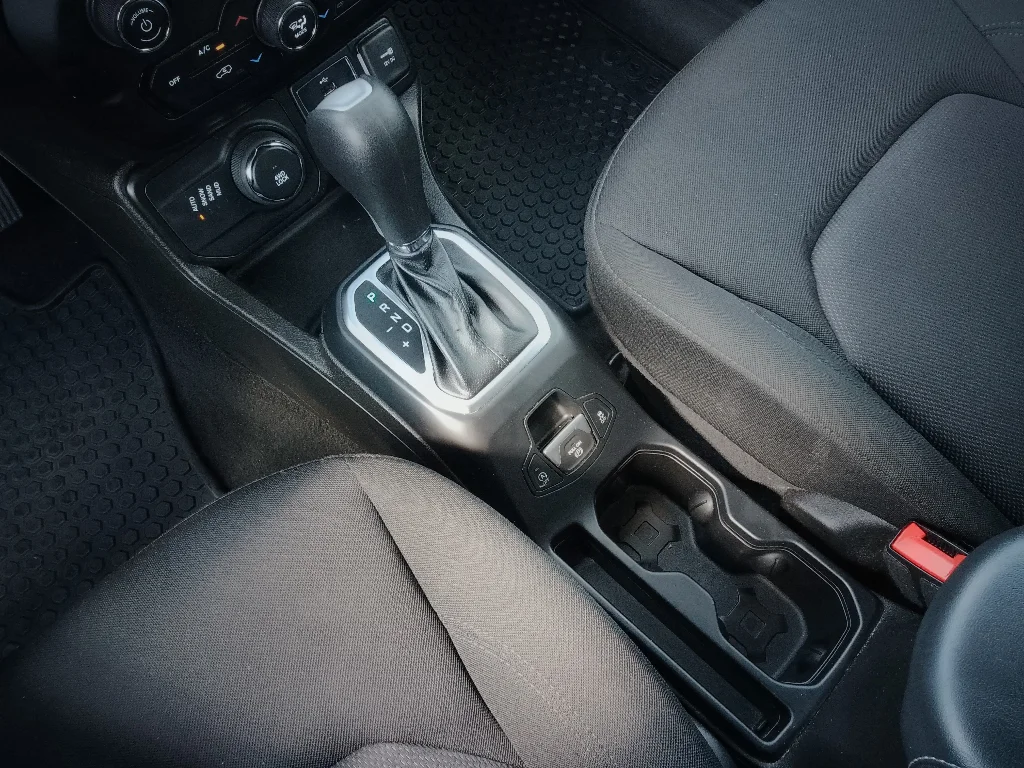 Used 2023 GRAPHITE GRAY Jeep Latitude image 15