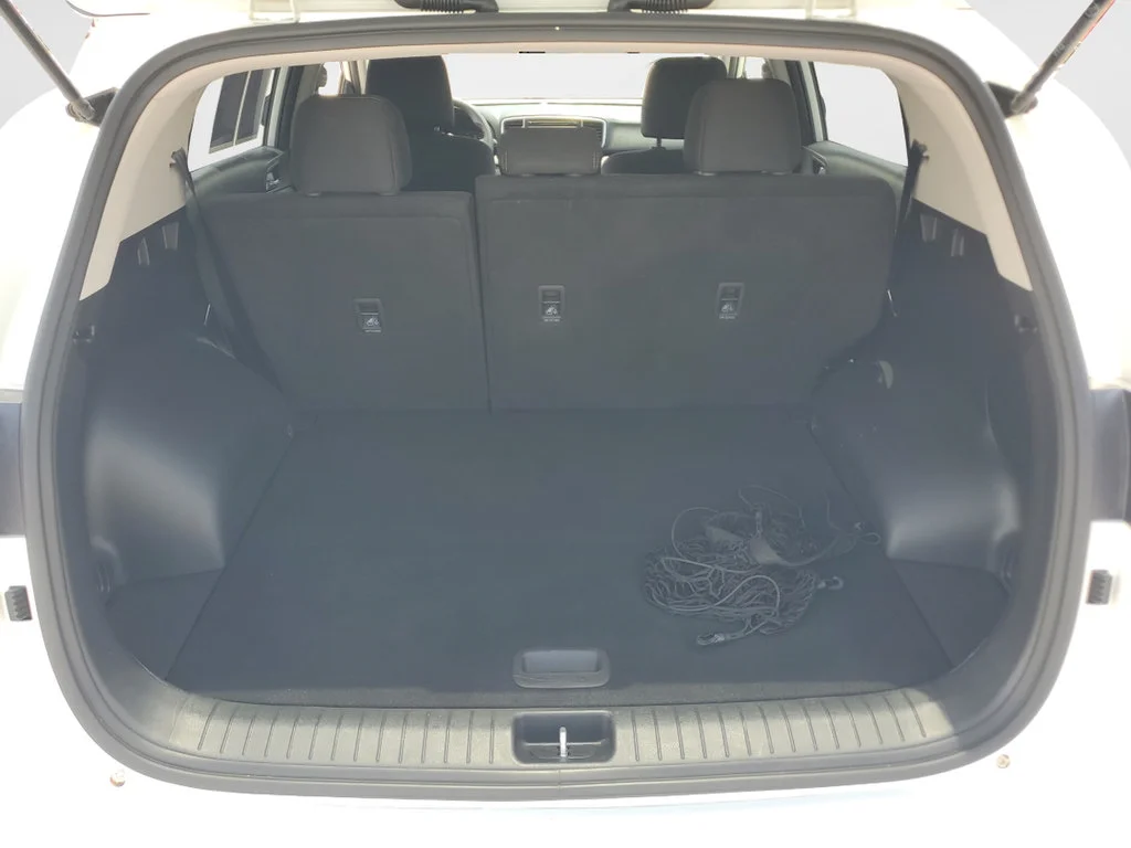 Used 2018 White Kia LX image 10