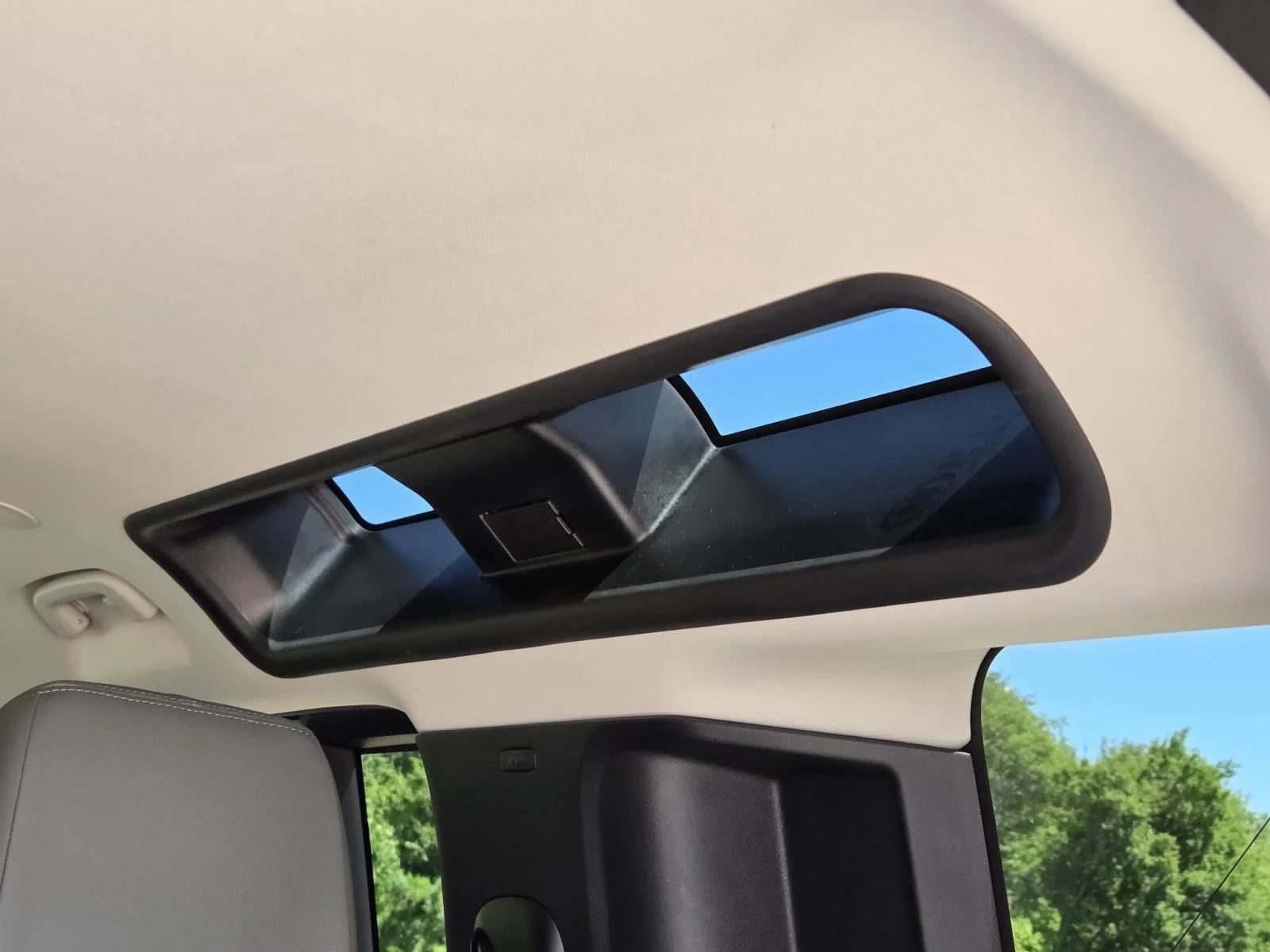 Used 2020 Pangea Green Metallic Land Rover SE image 13