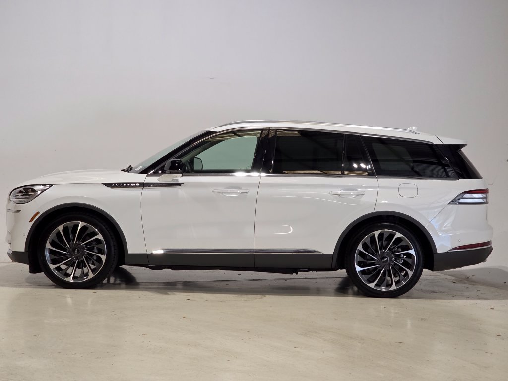 Used 2024 White Metallic Lincoln Reserve image 3