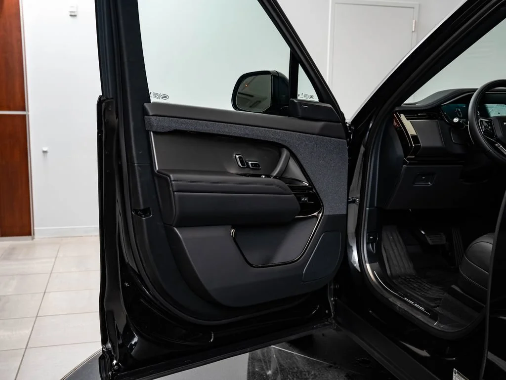 New 2026 Santorini Black Land Rover SE image 28
