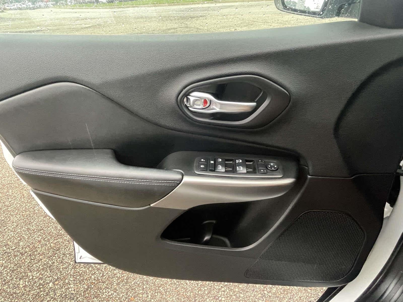 Used 2019 Bright White Clearcoat Jeep Latitude Plus image 27