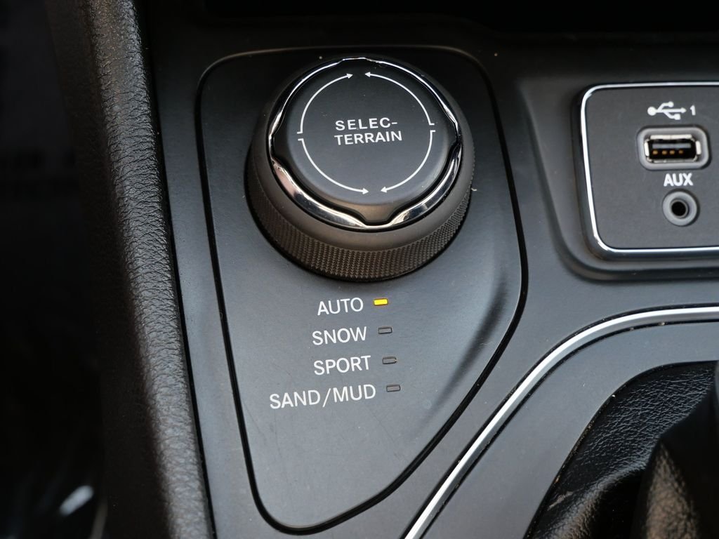 Certified Used 2020 White Jeep Latitude image 21