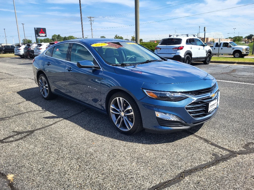Used 2025 Lakeshore Blue Metallic Chevrolet LT image 4