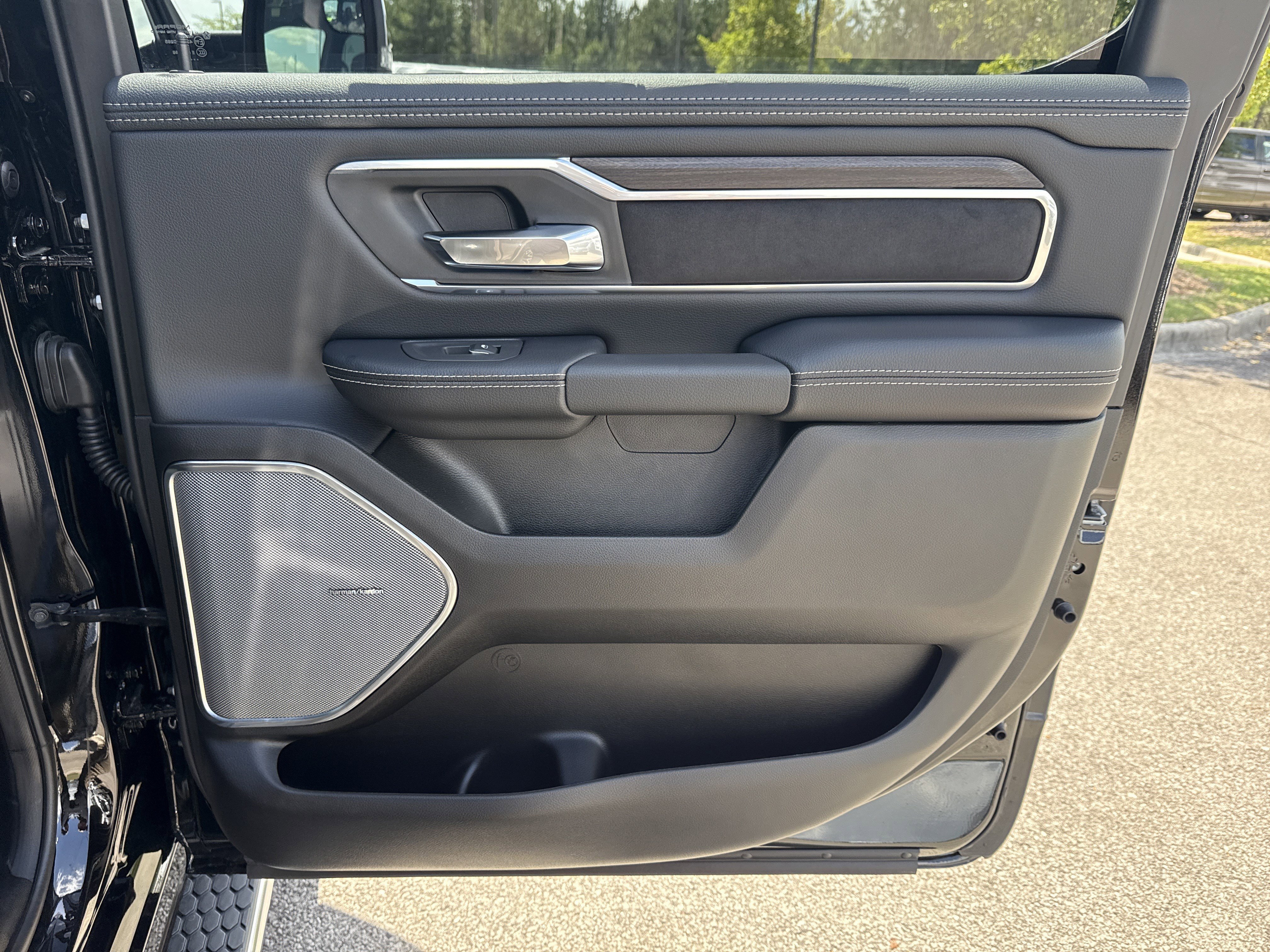 New 2026 Diamond Black Crystal Pearl-Coat Exterior Paint RAM Laramie image 19