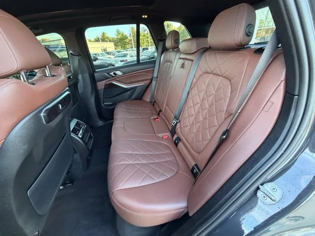 Used 2024 Gray BMW xDrive40i image 12