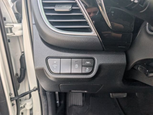 Used 2022 White Kia EX image 11