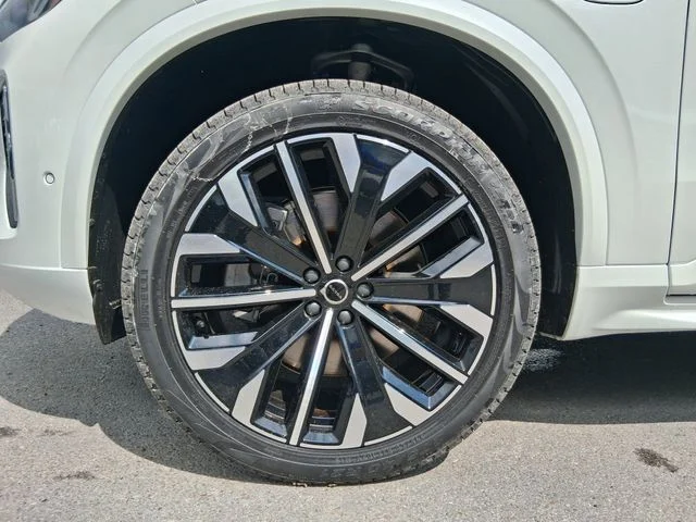 New 2026 Crystal White Volvo Plus image 20