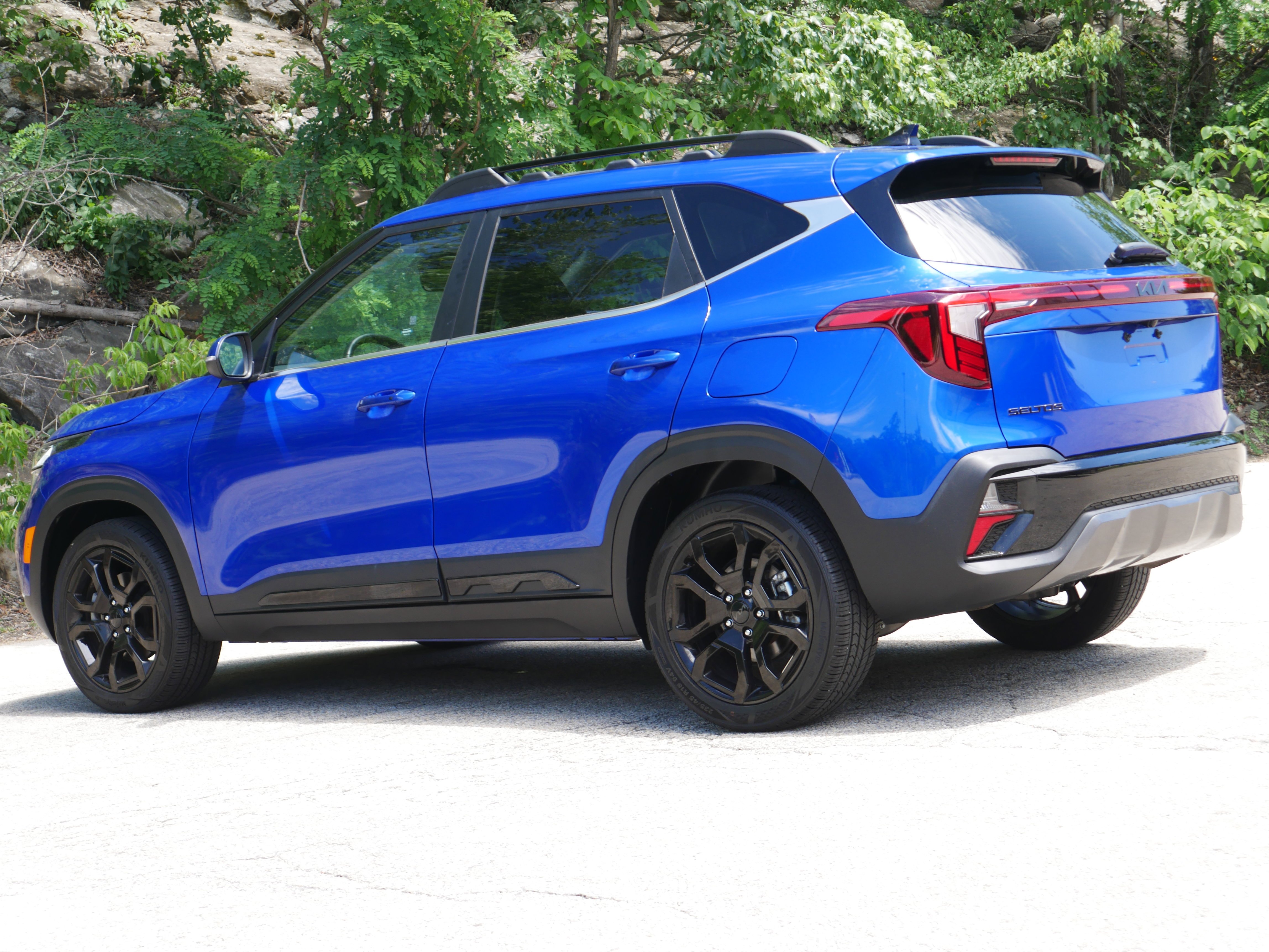 Used 2025 Neptune Blue Kia X-Line image 4
