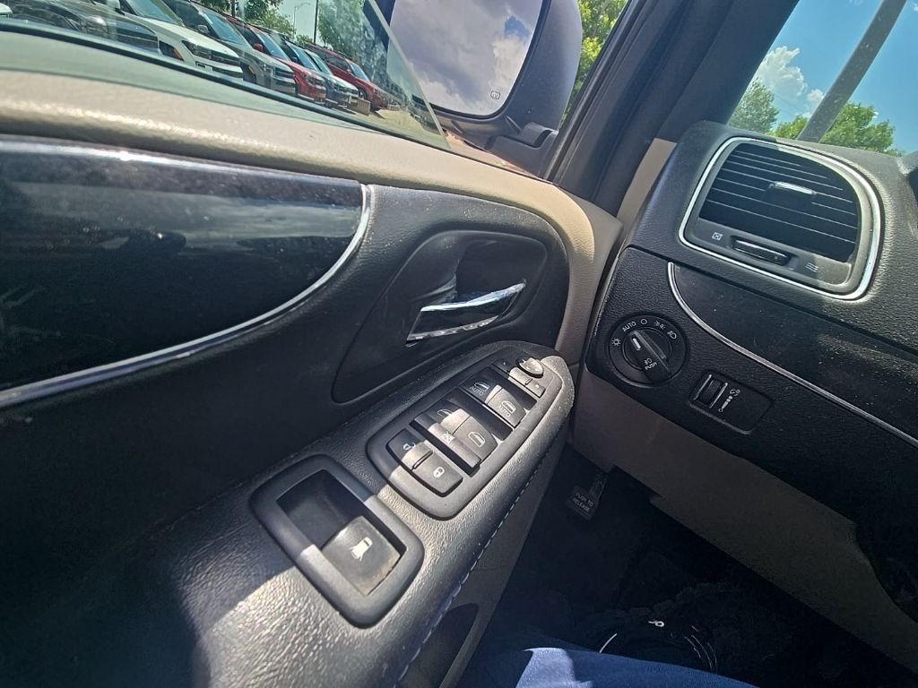 Used 2019 Silver Dodge SXT image 19
